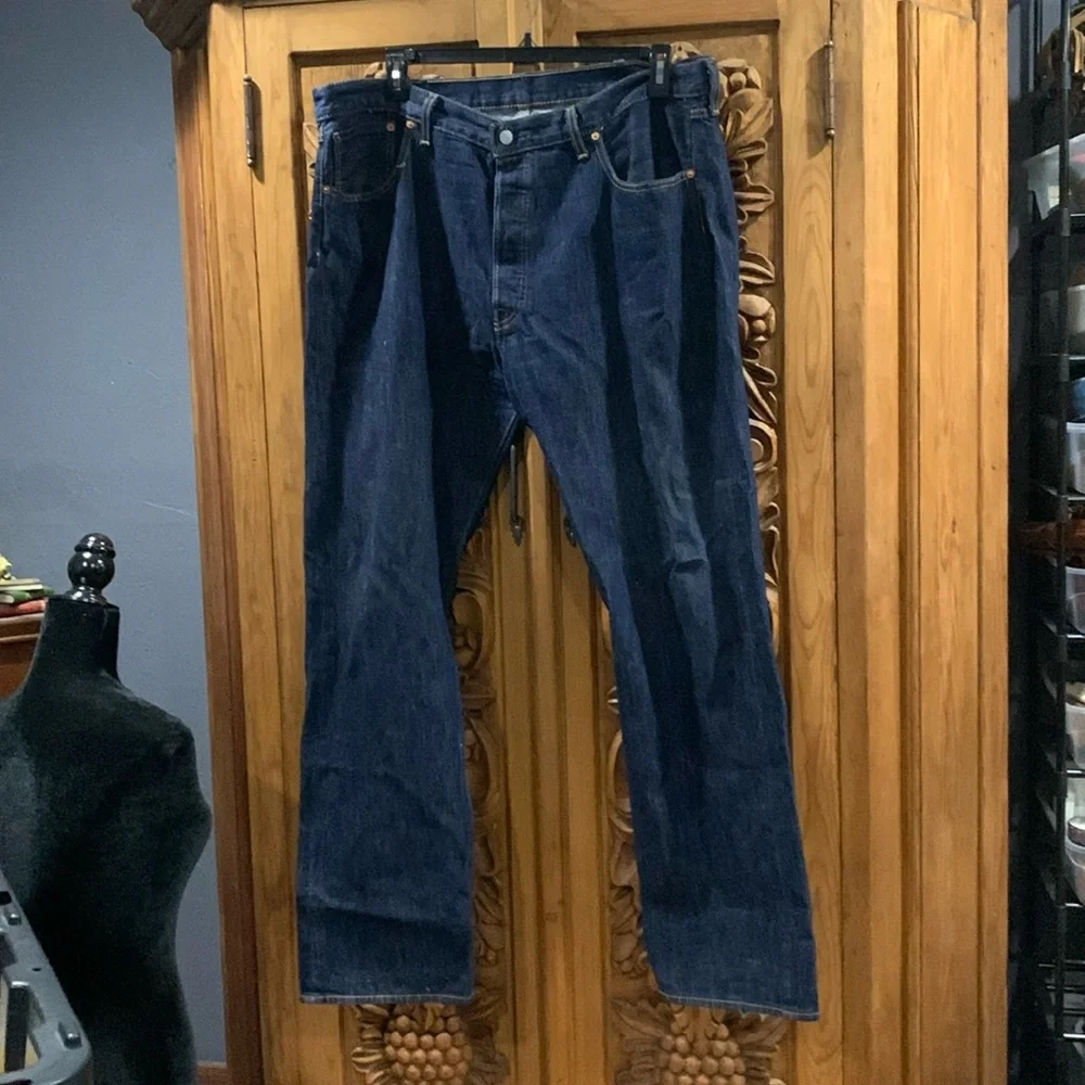 EUC Levi's 501 dark wash jeans.  Buttonfly. 40 x 34